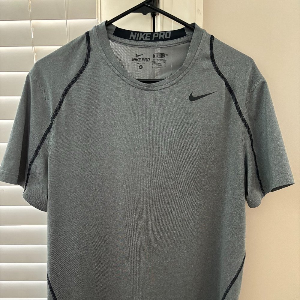 Nike Pro Men's Dri-FIT Fitted Grey Short-Sleeve workout shirt
